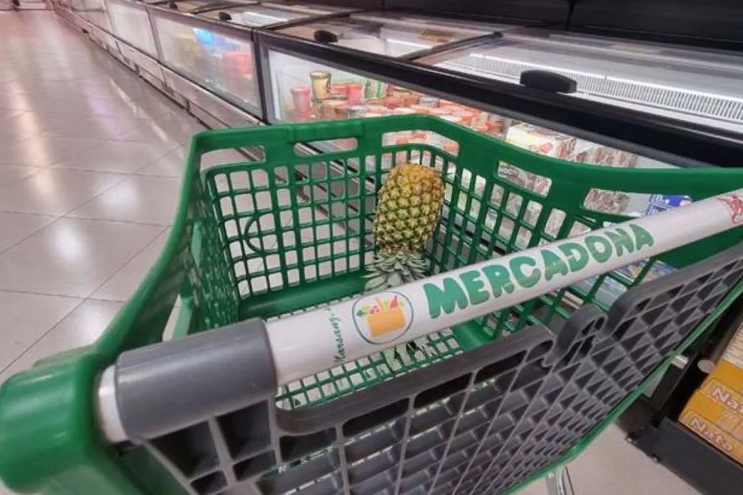 Una piña en un carrito de Mercadona