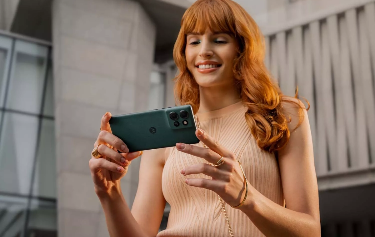 Una persona con el nuevo Motorola Edge 50