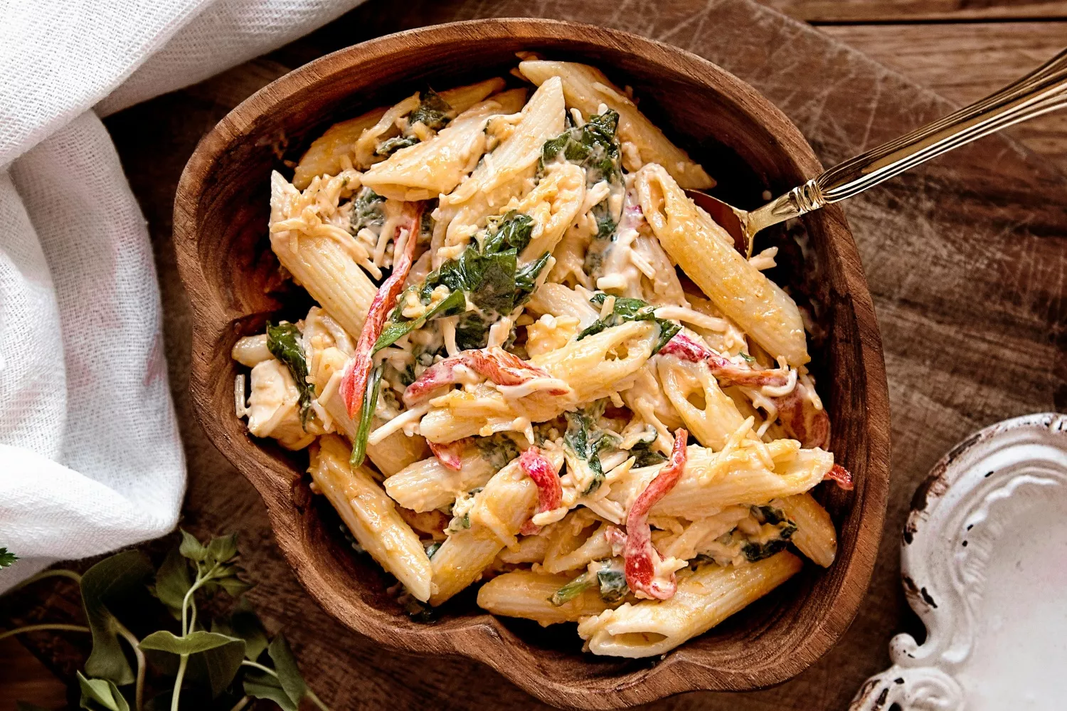 Un plato de pasta con verduras, una fuente de carbohidratos / PEXELS