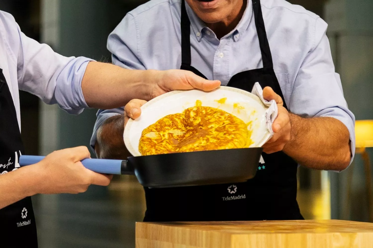 Dos cocineros preparan una tortilla de patata / EP - ILUSION VISUAL