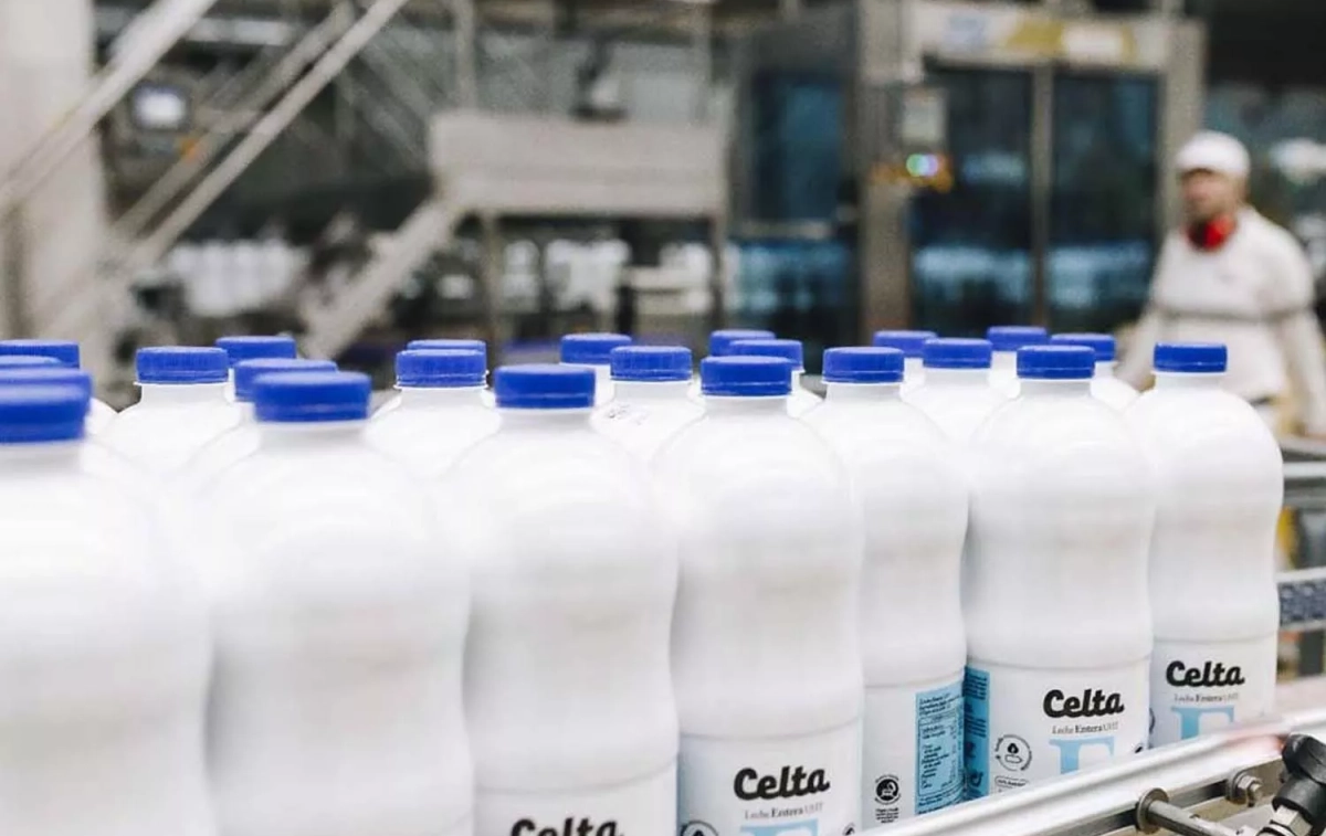 Botellas de leche en la fábrica de Grupo Leche Celta