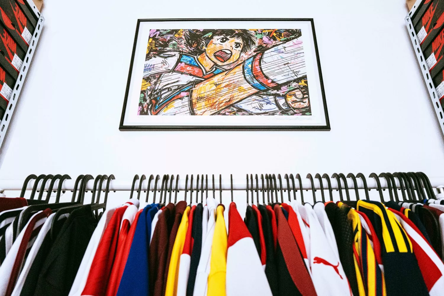 Camisetas de fútbol retro en una tienda / UNSPLASH