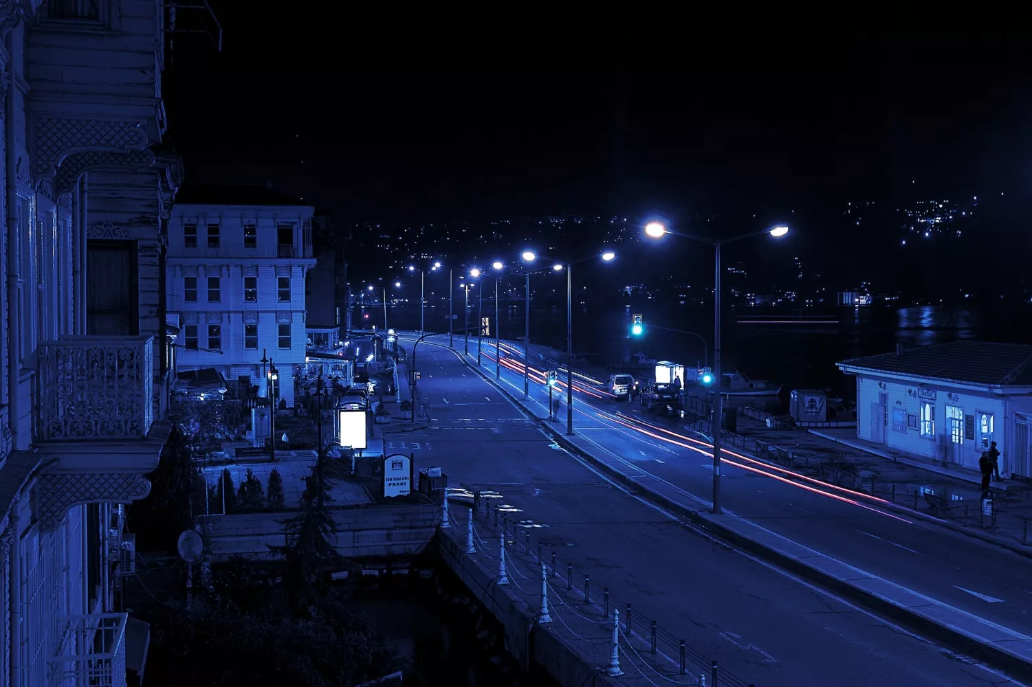 Una calle de una ciudad donde la luz está encendida / PIXABAY