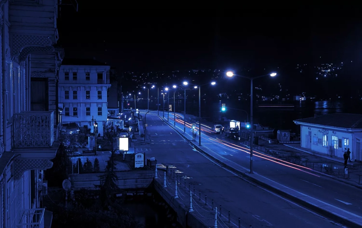 Una calle de una ciudad donde la luz está encendida / PIXABAY