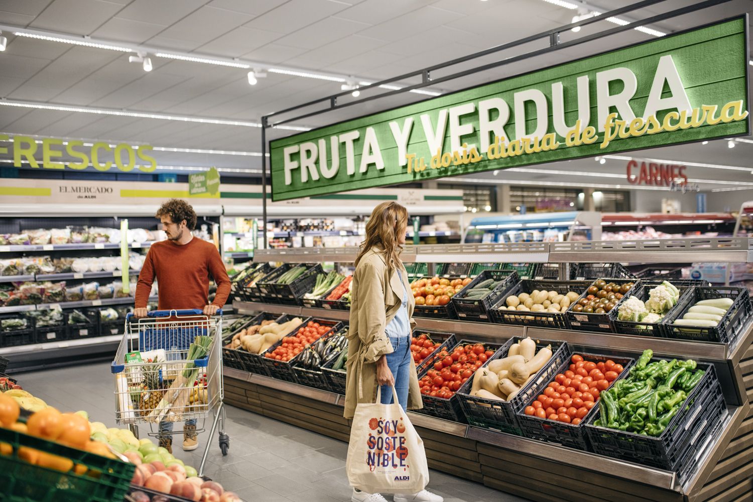 Varios consumidores compran alimentos frescos en un supermercado / ALDI