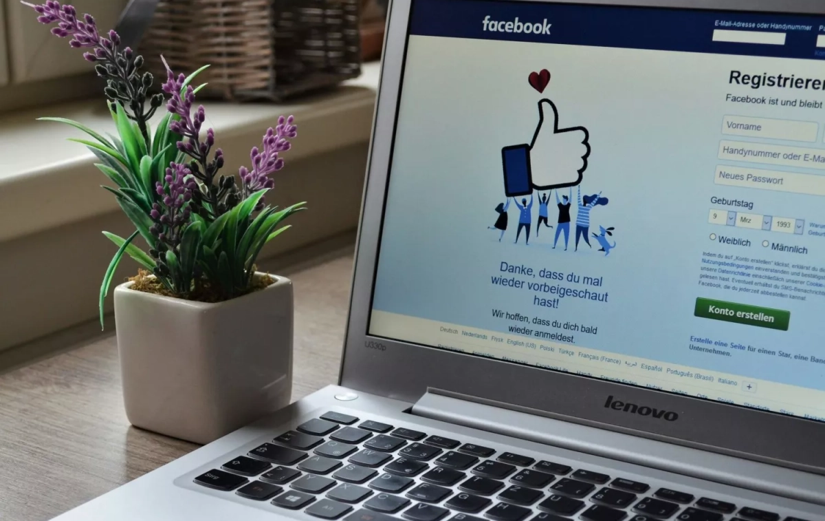 Una persona accede a Facebook / EP - PEXELS