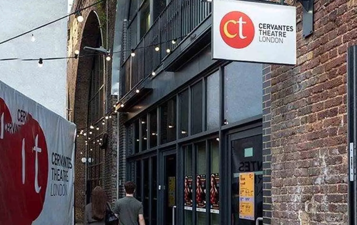 La entrada del Cervantes Theatre de Londres / CTL