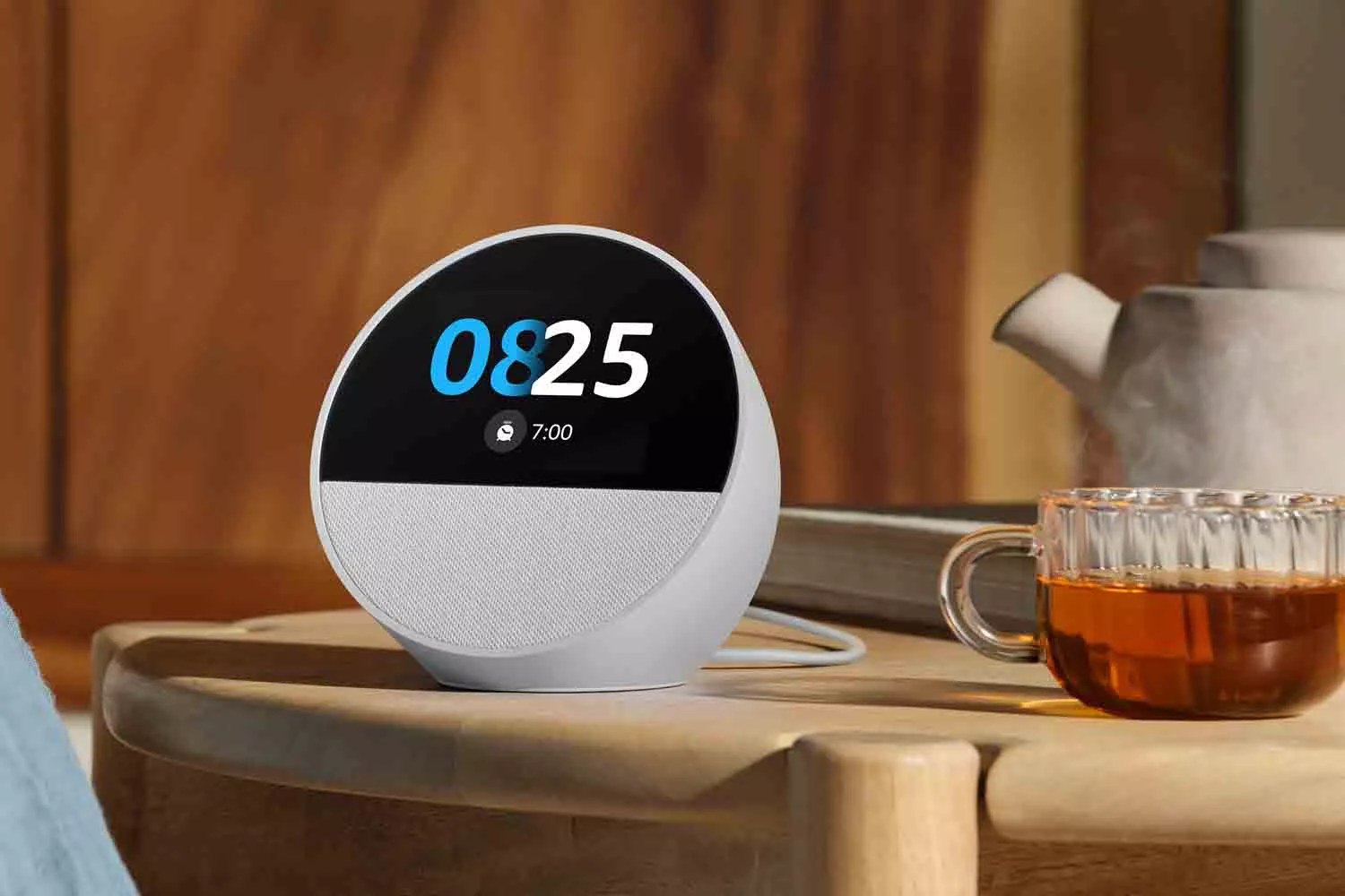 Un dispositivo Alexa, el asistente de voz de Amazon, y una taza de té para dormir / AMAZON