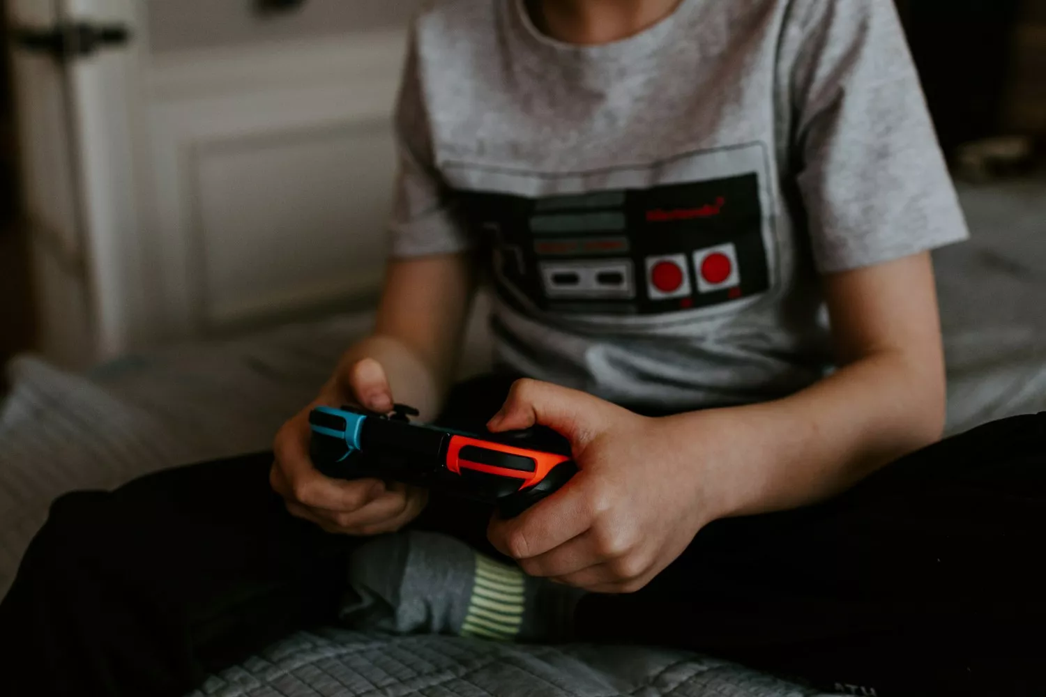 Un niño juega al Fortnite / UNSPLASH