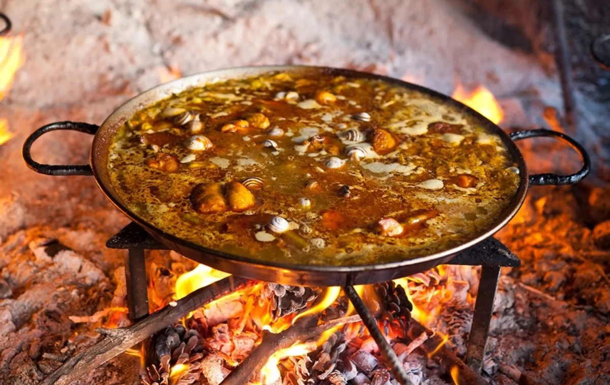 Una paella elaborada de forma tradicional / CONCURSO INTERNACIONAL DE PAELLA VALENCIANA DE SUECA Internacional de Paella Valenciana de Sueca 