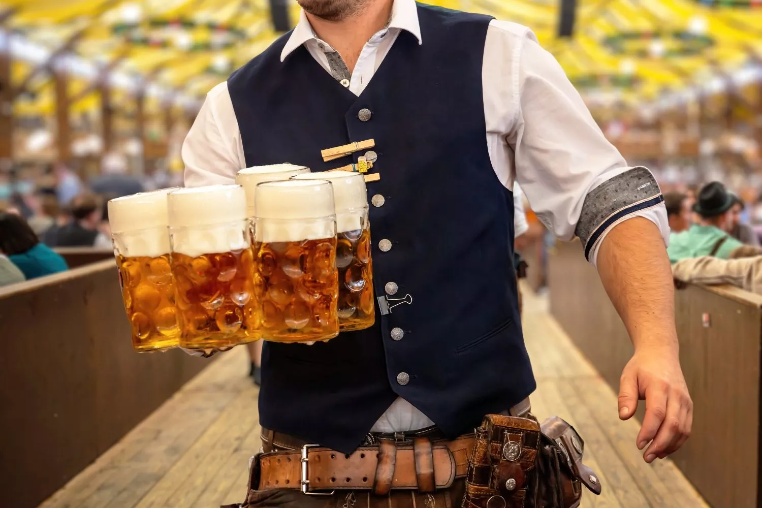 Un camarero sirviendo cerveza en el Oktoberfest / EP