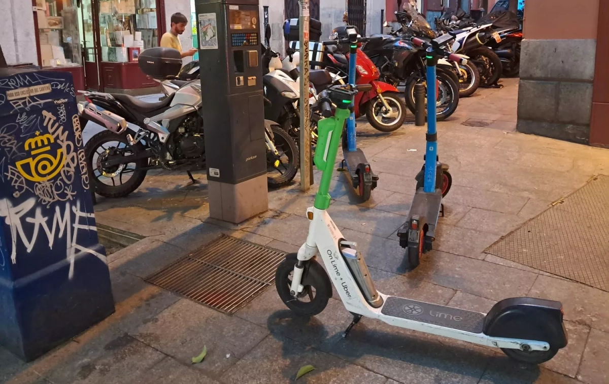 Patinetes mal aparcados en Madrid / CG