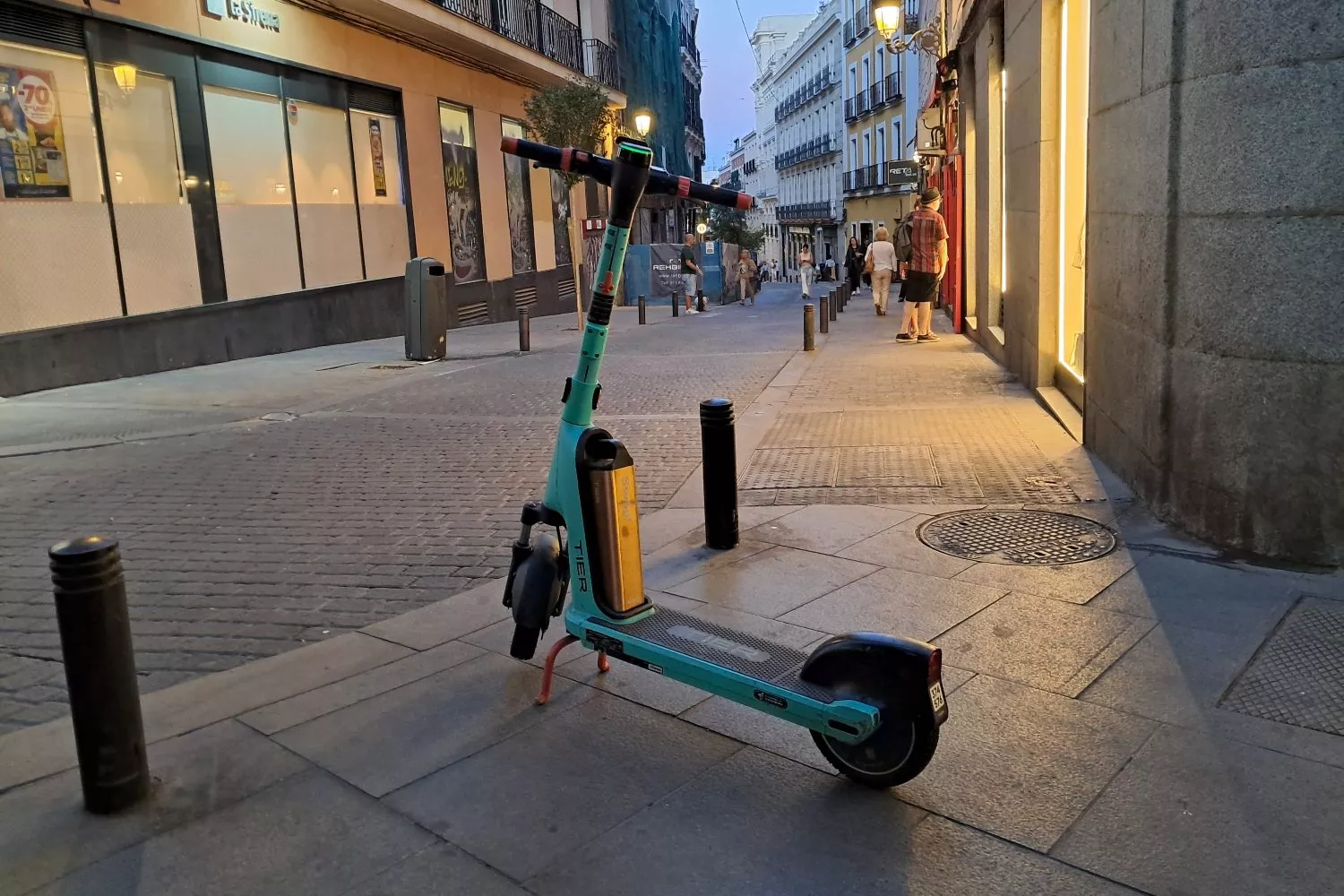 Un patinete elécrico mal aparcado en Madrid / CG