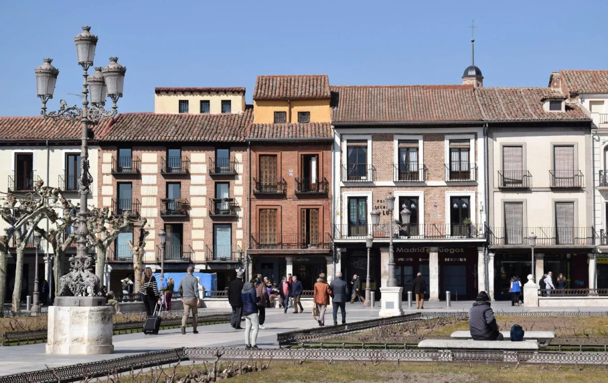 Vista parcial de la plaza Cervantes de Alcalá de Henares / UNSPLASH