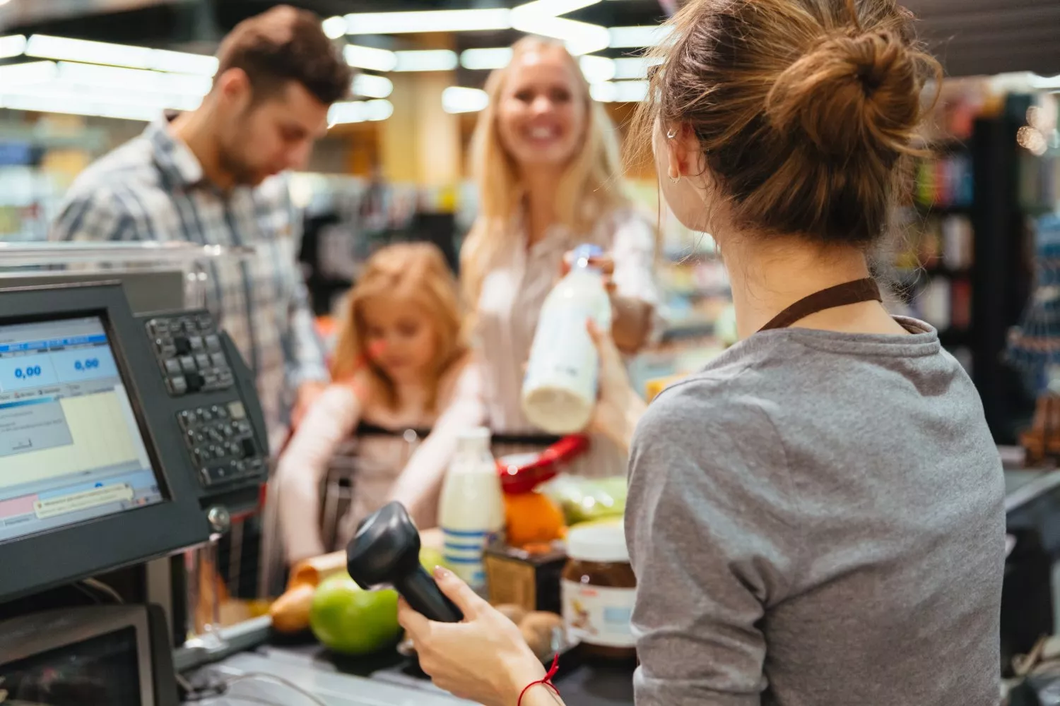  Una familia en la caja de un supermercado donde acuden para ahorrar / FREEPIK - drobotdean