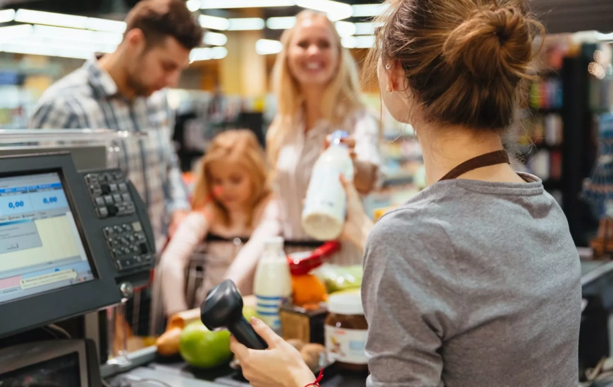  Una familia en la caja de un supermercado donde acuden para ahorrar / FREEPIK - drobotdean