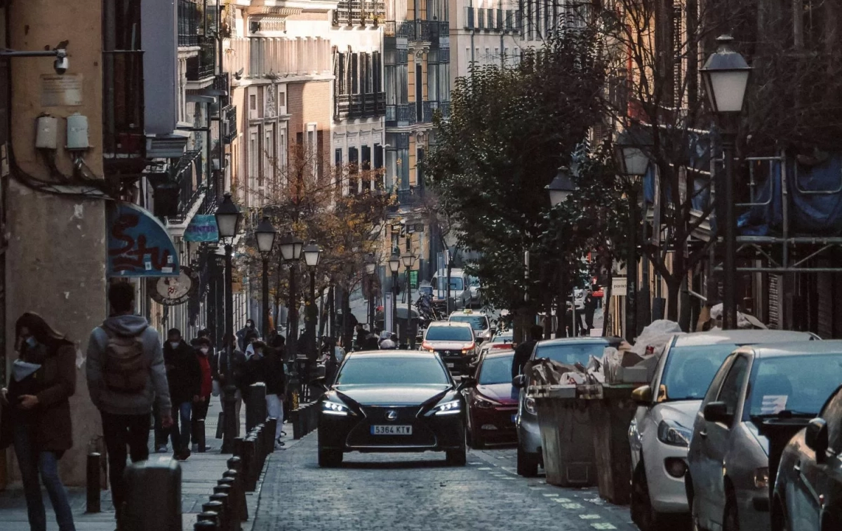 Un coche circula por una calle de Madrid / UNSPLASH