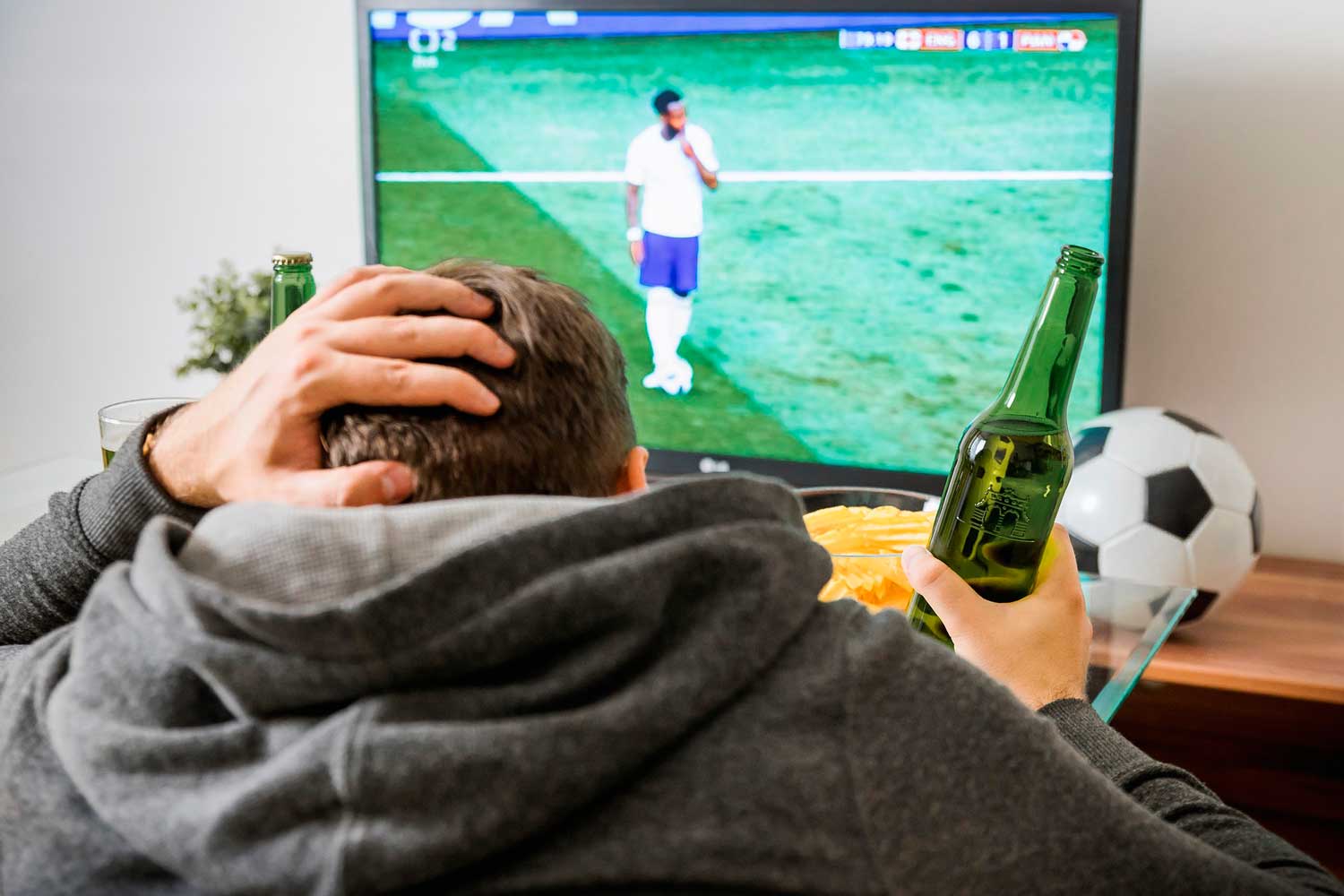 Un aficionado ve un partido de fútbol de la Eurocopa / PIXABAY