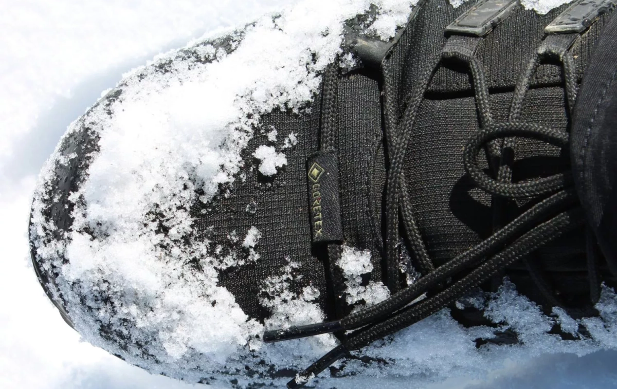 Unas botas de Gore-Tex en la nieve / UNSPLASH