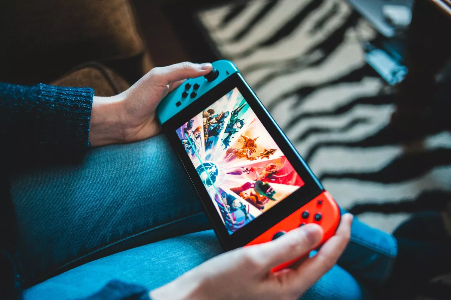 Una persona juega a la Nintendo Switch / UNSPLASH