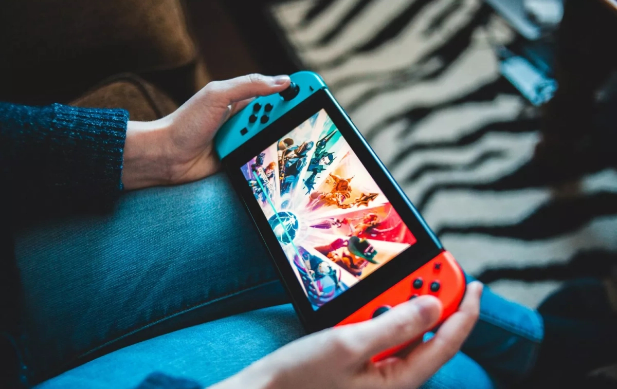 Una persona juega a la Nintendo Switch / UNSPLASH