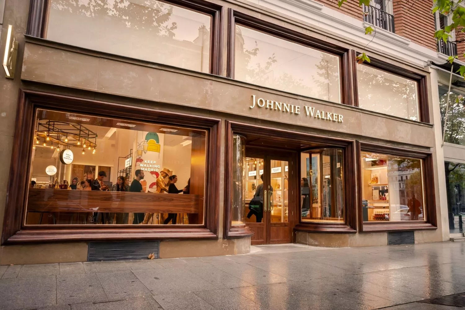 Una tienda de Johnnie Walker   EP