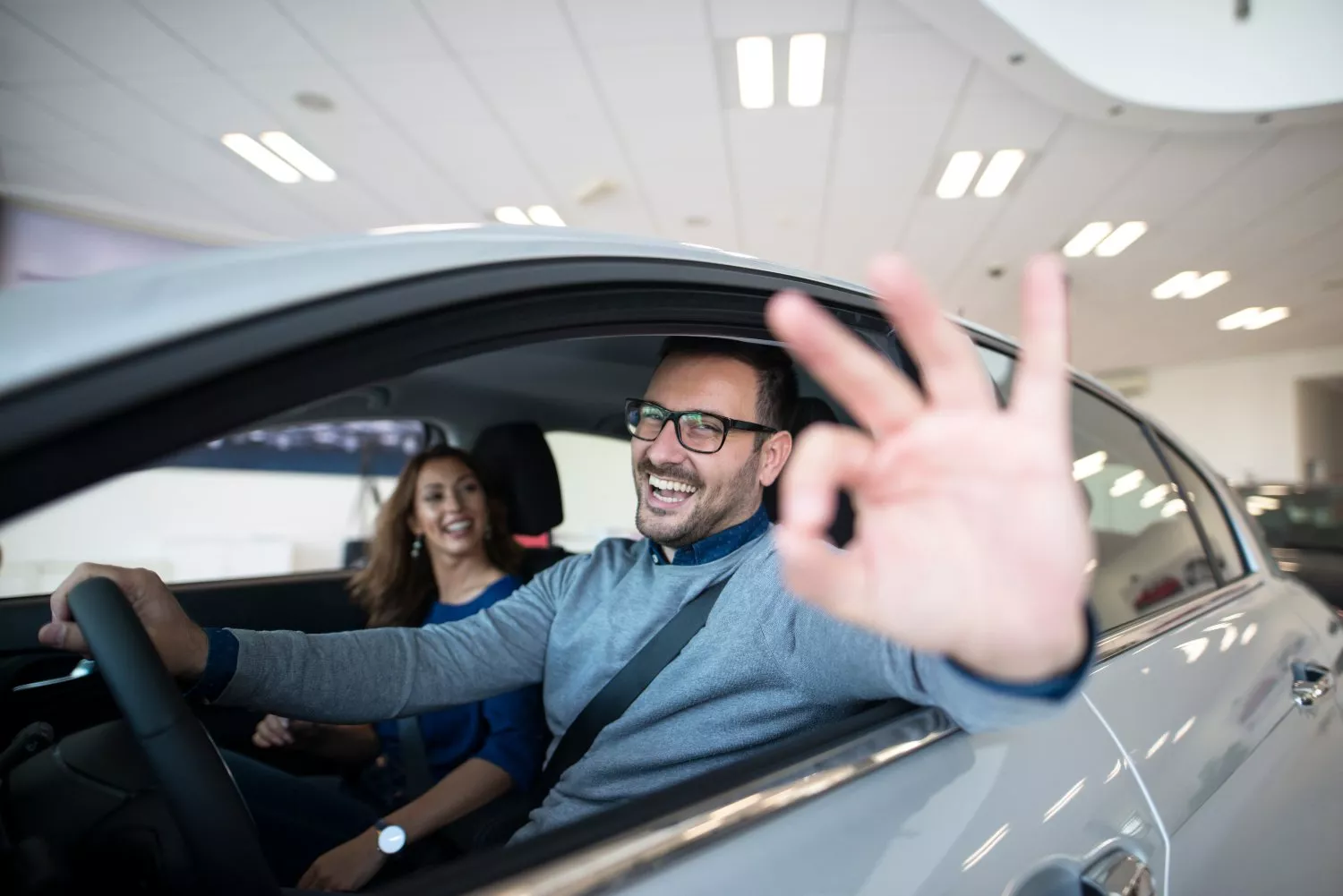 Un hombre feliz con alquiler social de coches eléctricos / FREEPIK -  aleksandarlittlewolf