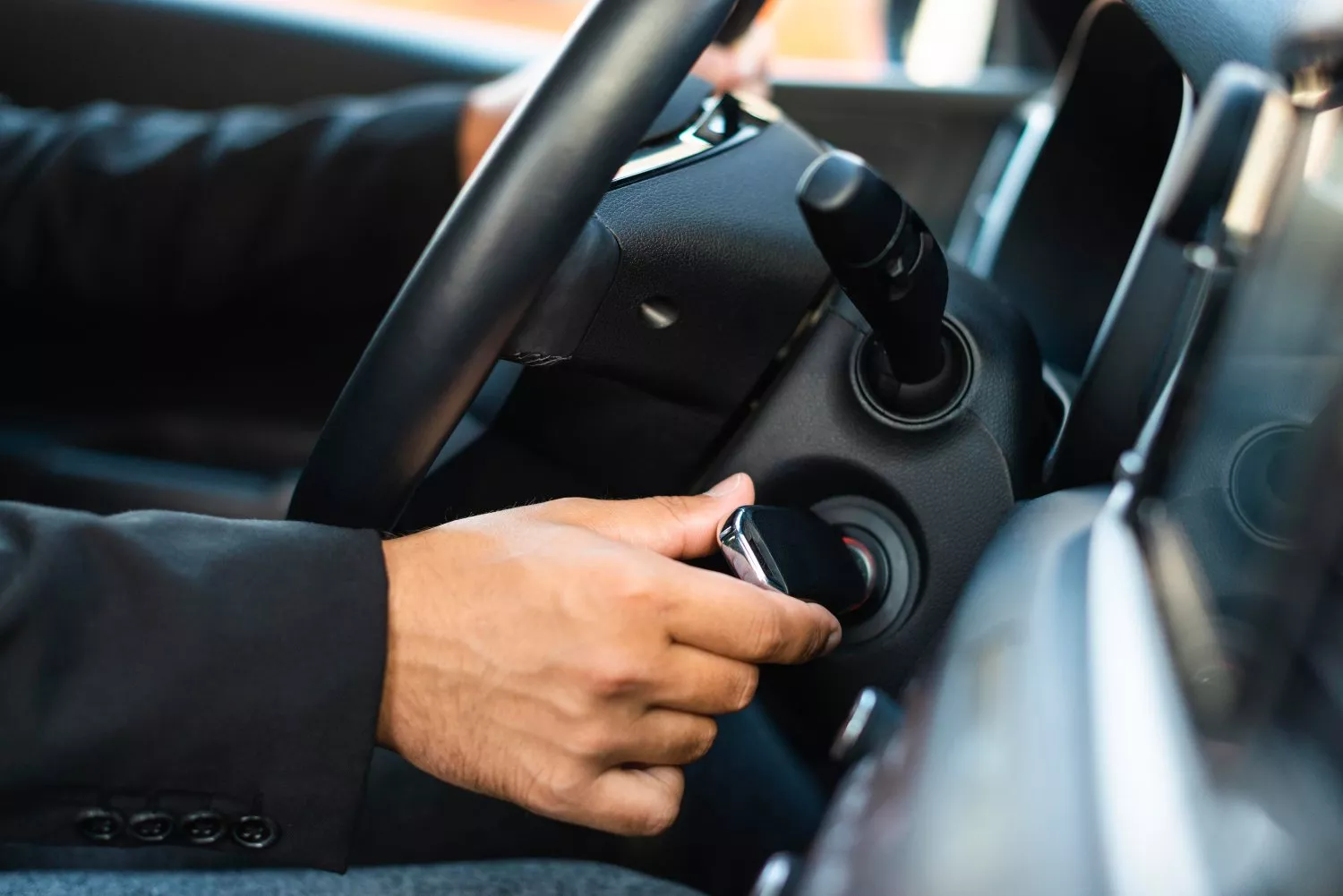 Una persona arranca su coche / FREEPIK