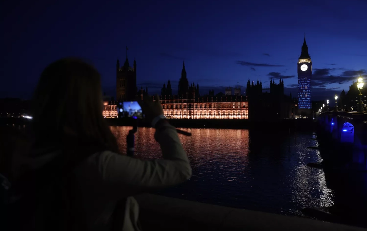 Una turista fotografía el Big Ben de Londres, un monumento emblemático de Reino Unido   Isabel Infan