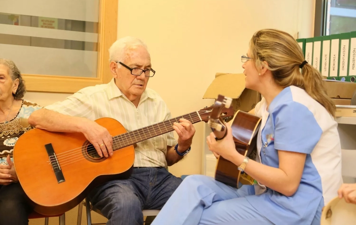 Una persona mayor practica la musicoterapia EP