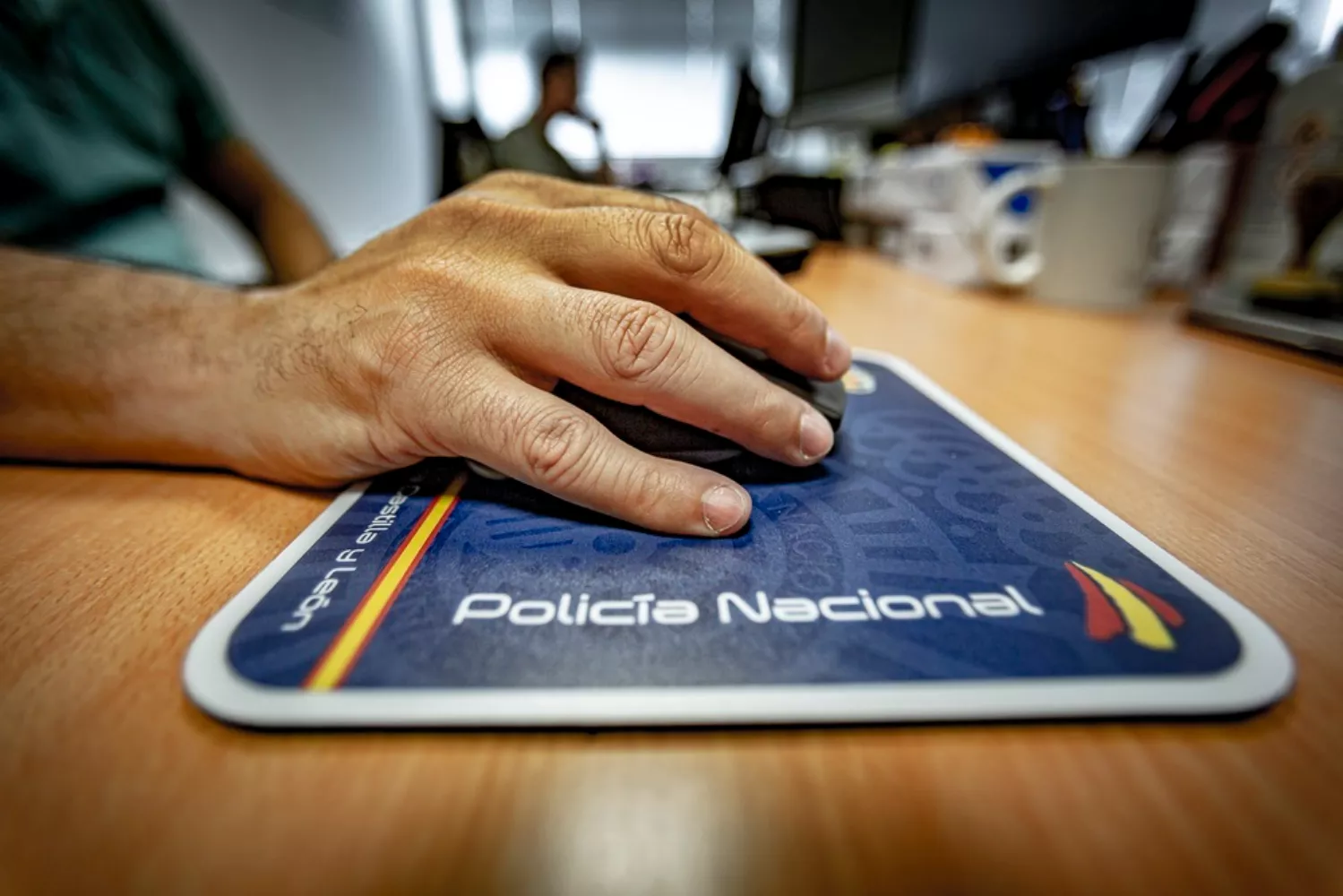 La mano de un agente de la Policía Nacional / EP