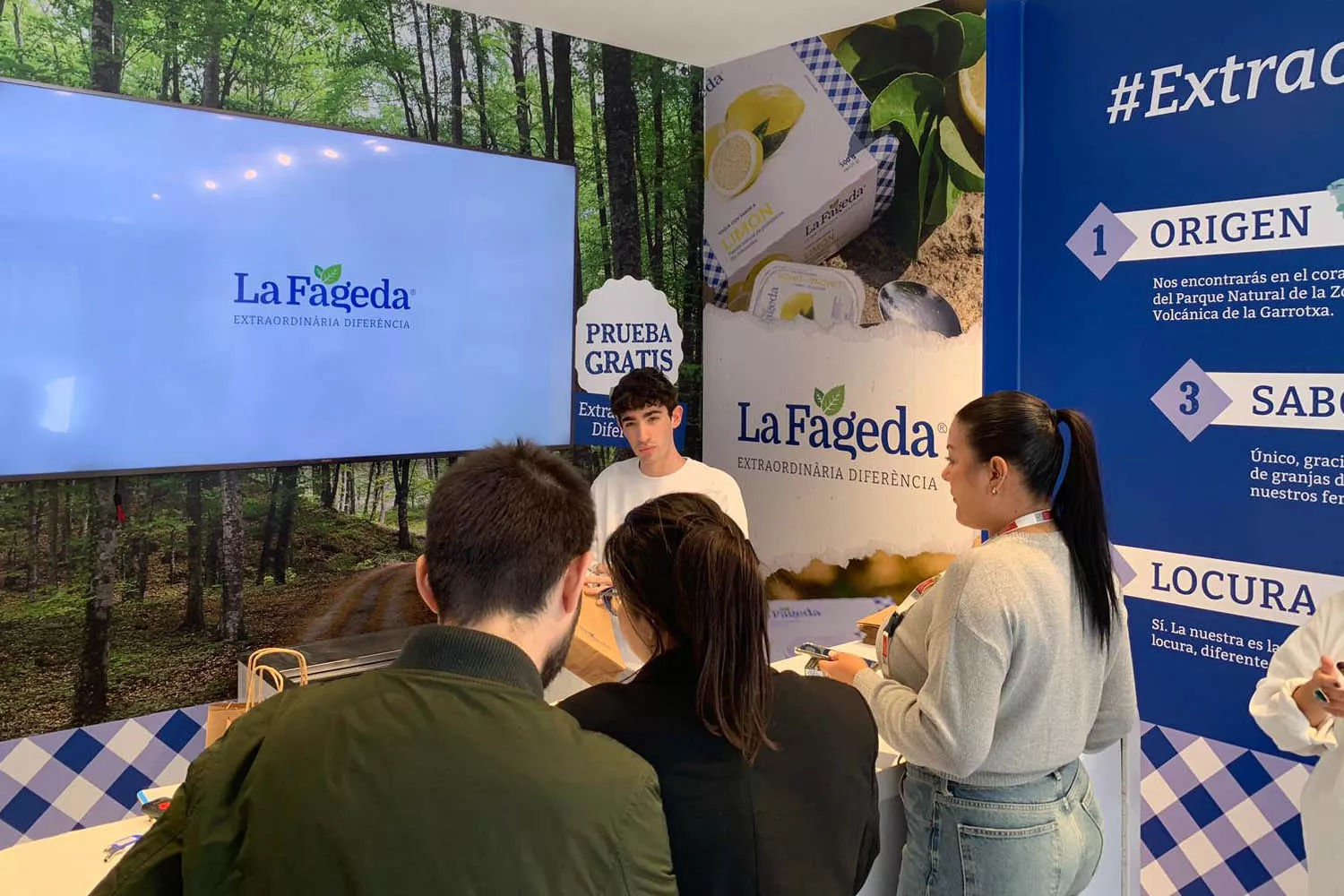 Varios consumidores en la primera tienda temporal de La Fageda en Madrid / LF