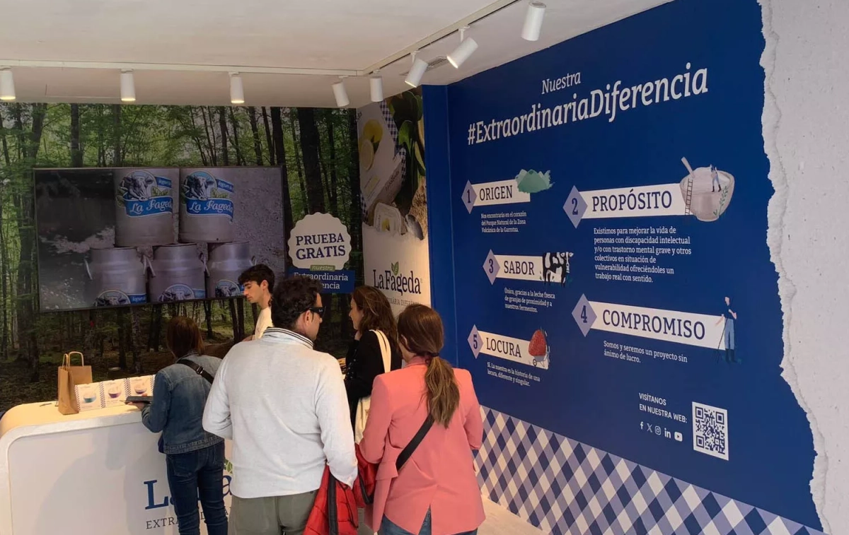 Una pequeña cola para degustar los yogures La Fageda en el local de Gran Vía 46 / LF