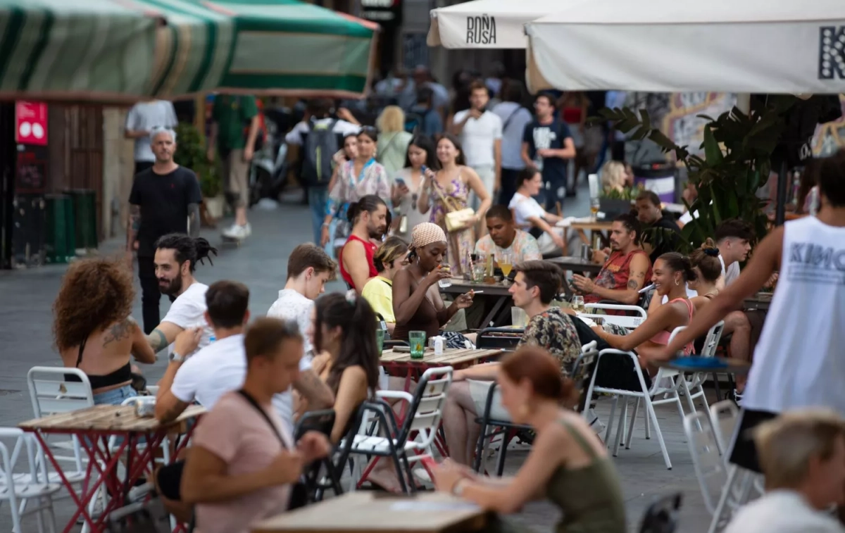 Multitud de personas en la terraza de un bar durante un día festivo / DAVID ZORRAKINO - EUROPA PRESS