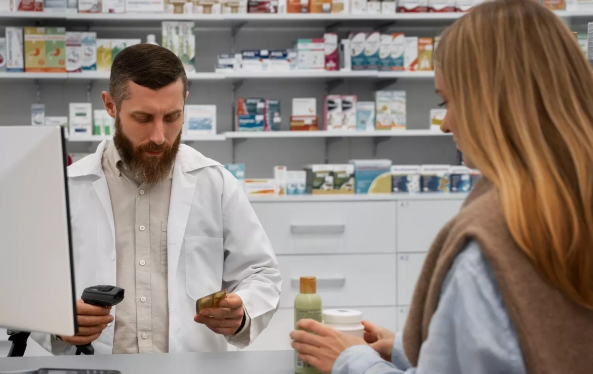 Un farmacéutico con una clienta / FREEPIK