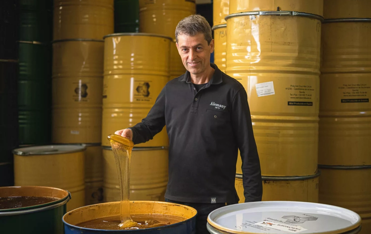 Ferran Alemany en la fábrica de miel de su empresa en Os de Balaguer (Lleida)