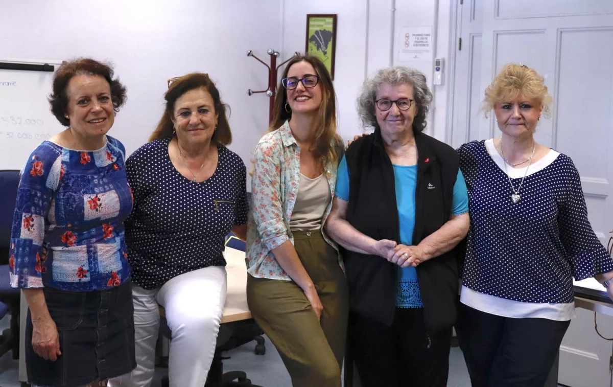 Mujeres del 'Programa Crea' en el barrio de Chamberí-Vallecas junto a la técnica de la Fundación Nantik Lum / CEDIDA