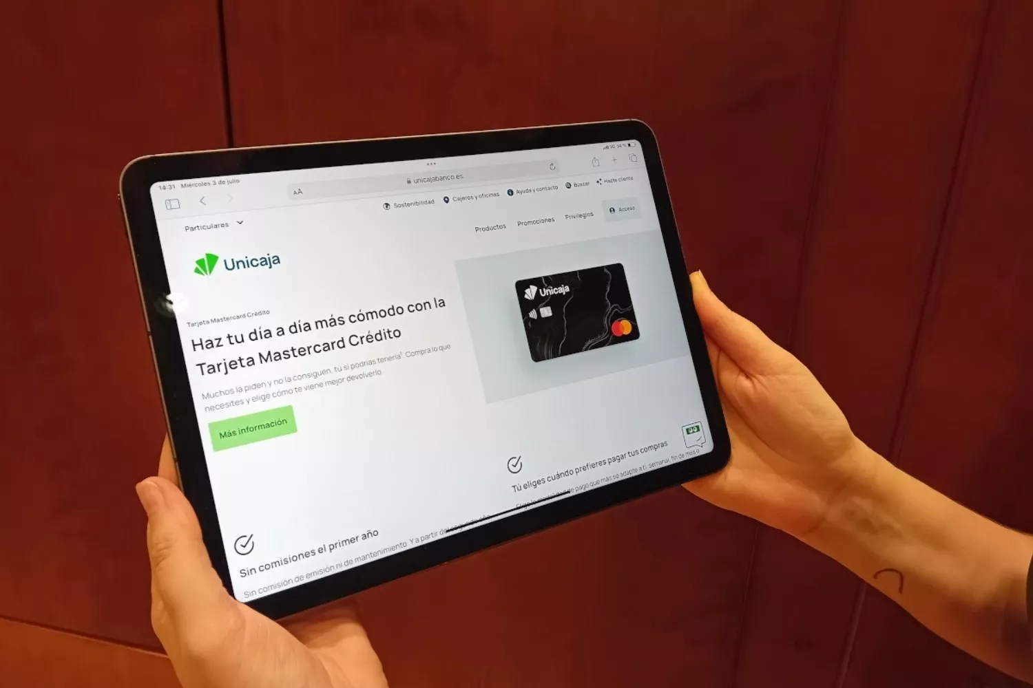 Una persona accede a la app de Unicaja / EP - UNICAJA