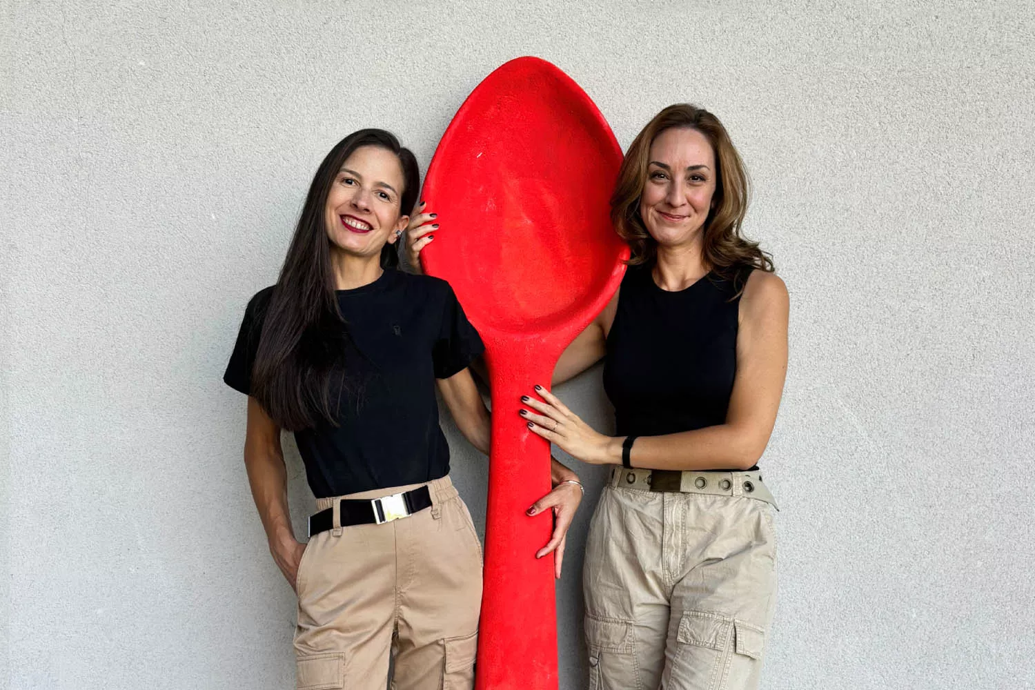 Beatriz Robles y Laura Caorsi, las creadoras del nuevo podcast 'A la guerra con una cuchara'