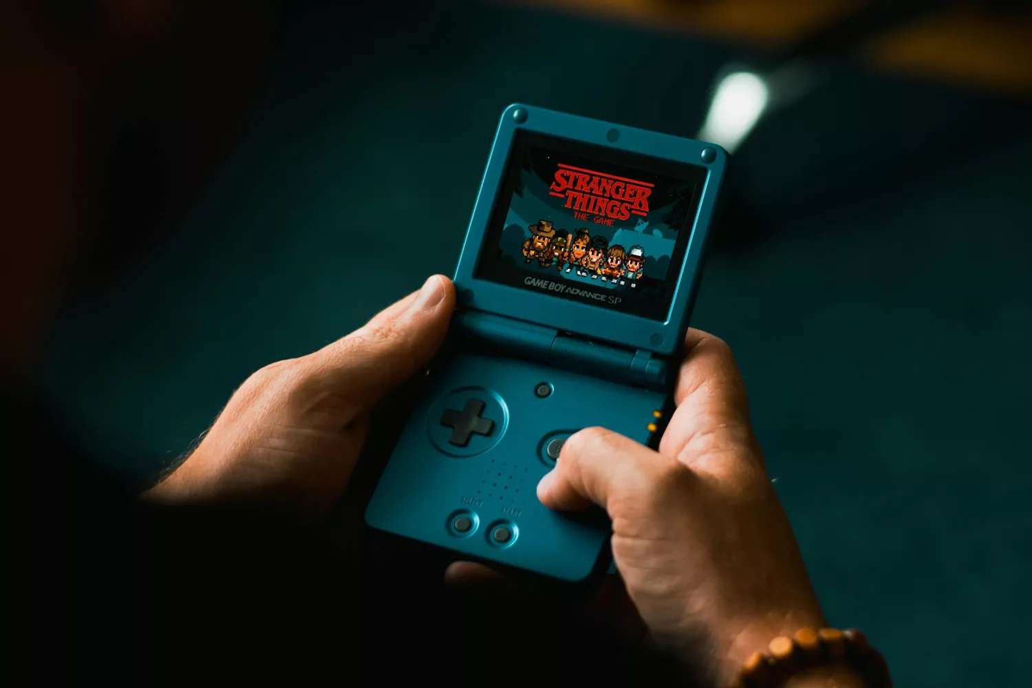 Una persona con una consola retro similar a las que se venden en FightRetro / PEXELS