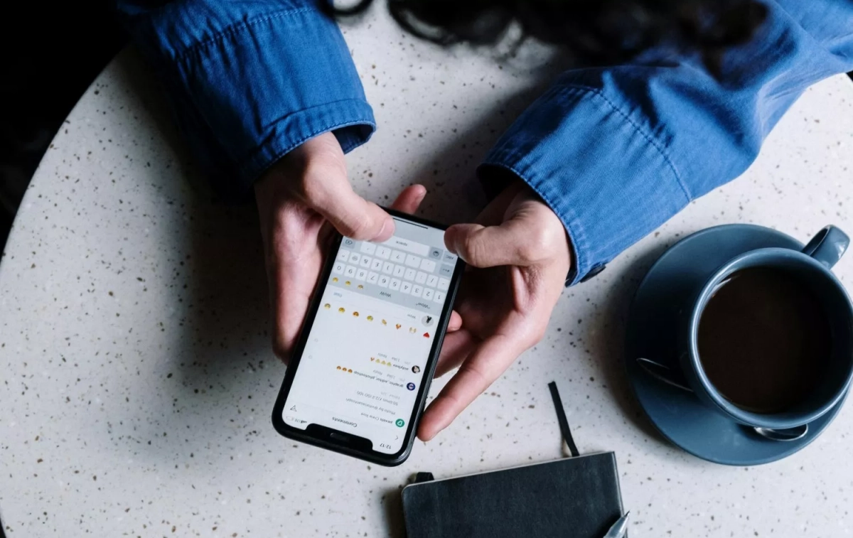 Una persona utiliza WhatsApp / PEXELS