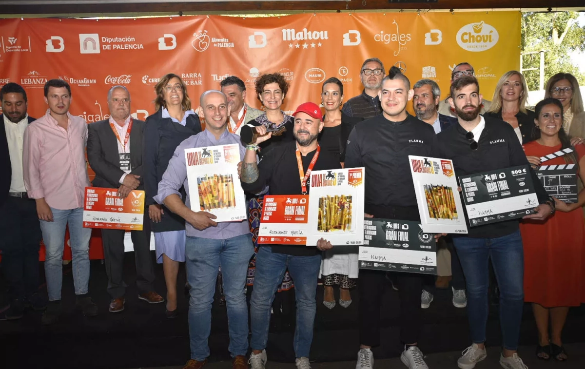 El chef Javier García Albuger con el trofeo que le corona como el autor de las mejores bravas del mundo / UNADEBRAVAS