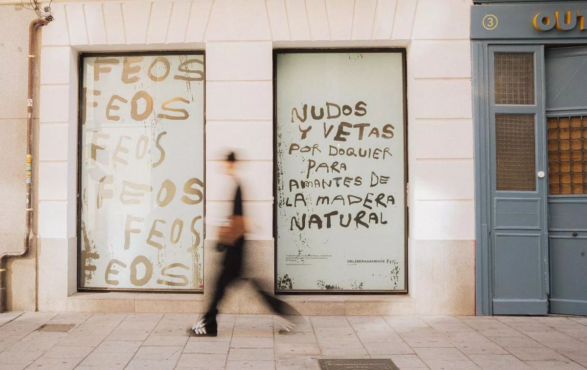 Una persona pasa por delante de la tienda / LUFE