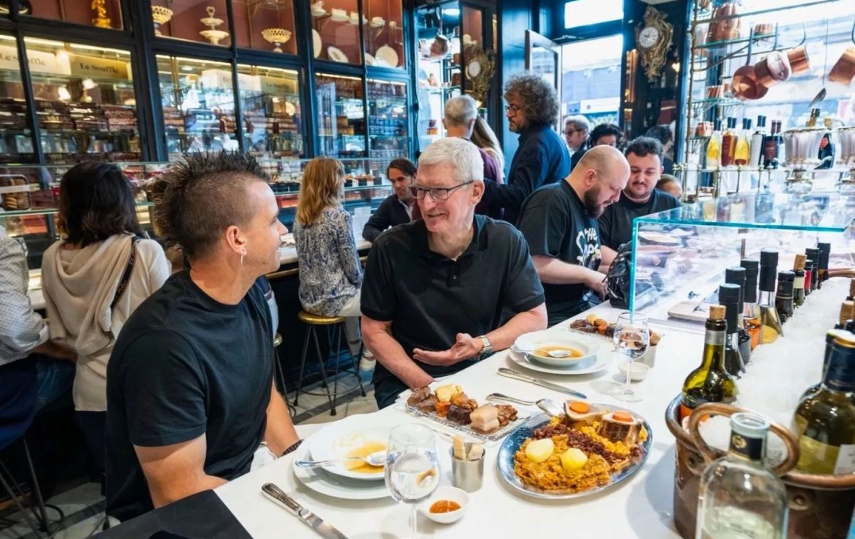 El CEO de Apple, Tim Cook, con el chef español Dabiz Muñoz en el restaurante Lhardy, en Madrid / EP - APPLE