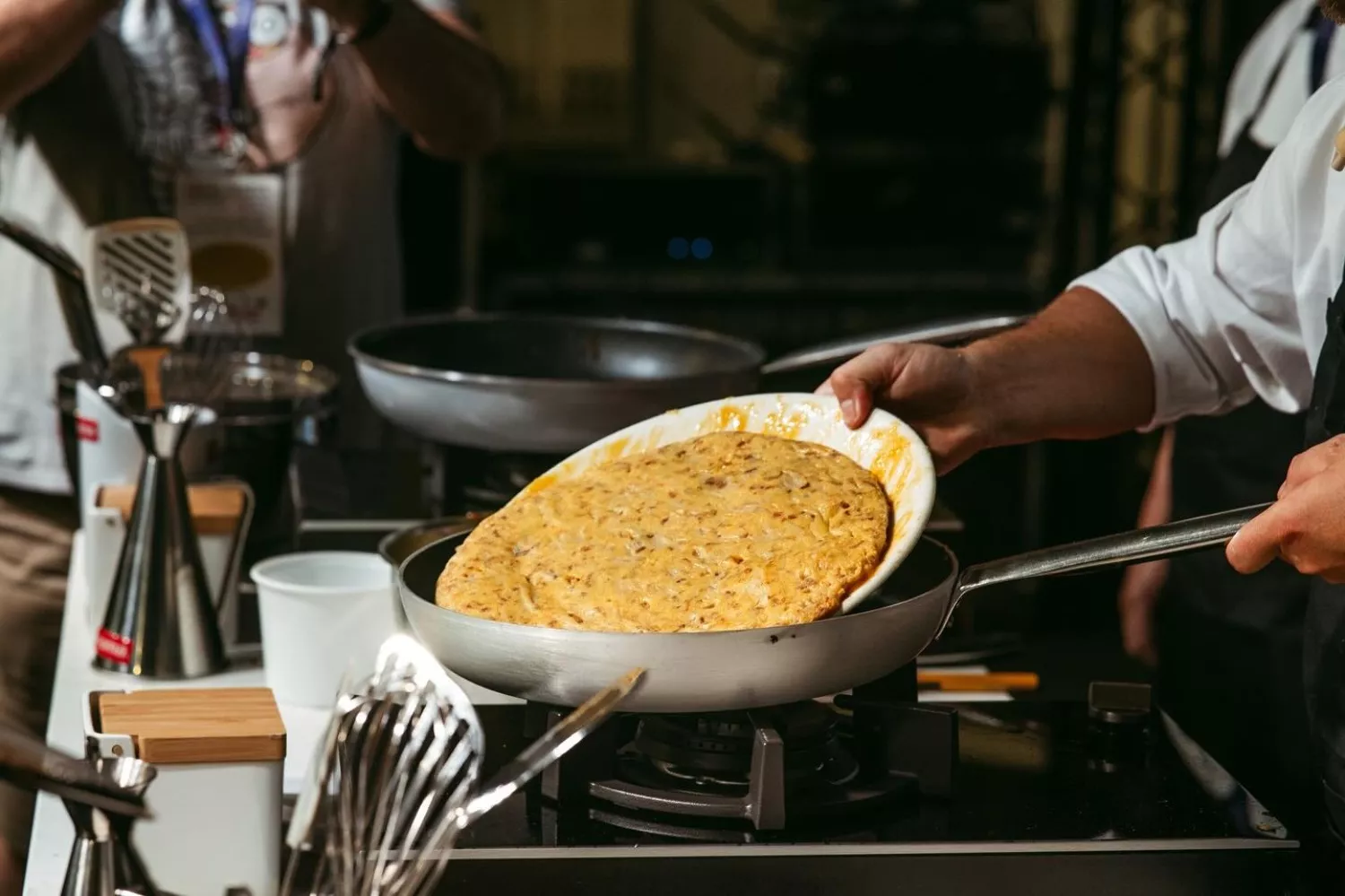 Un chef elabora una tortilla de patatas / ALICANTE GASTRONÓMICA