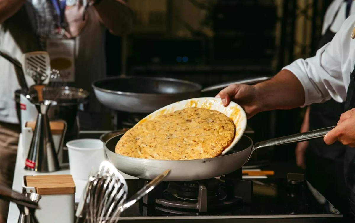 Un chef elabora una tortilla de patatas / ALICANTE GASTRONÓMICA