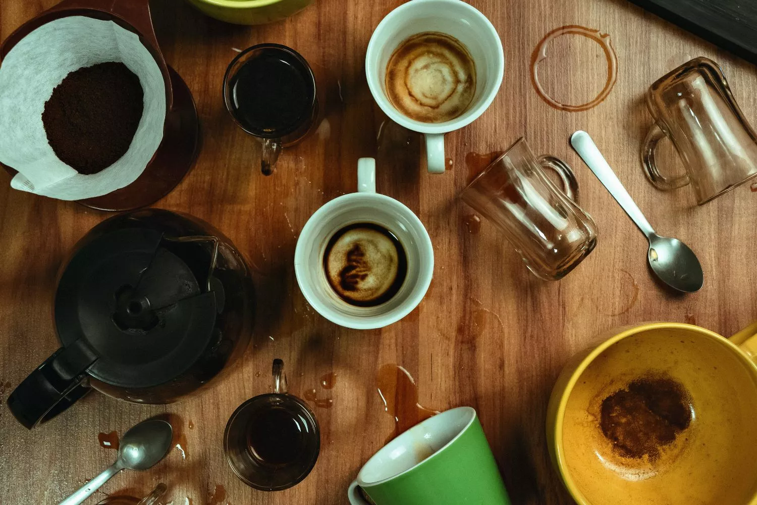 Tazas de café vacías en las que se ven los posos