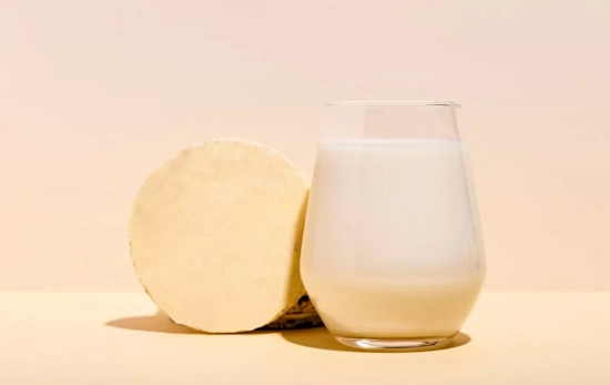 Leche dorada llena de beneficios/ Freepik