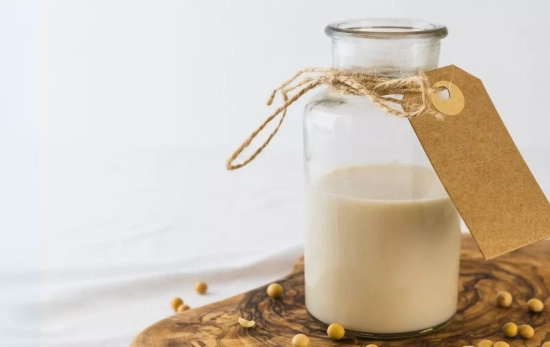 Leche dorada lista para guardar al congelador / Freepik