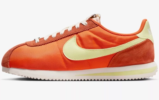 Modelo Nike Cortez en tono naranja y amarillo / Nike.com